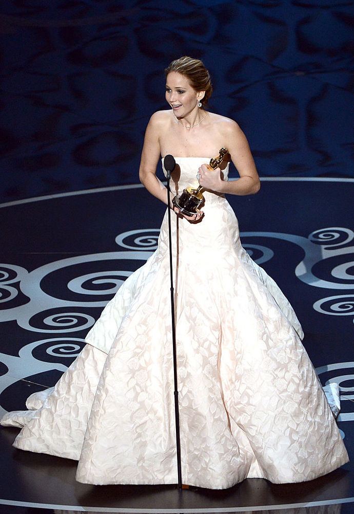 Jennifer Lawrence přebrala Oscara za roli ve filmu Terapie láskou v úchvatné světle růžové róbě Christian Dior. Na její děkový proslov jen tak nezapomeneme, stejně jako na její radostný pád na schodiště během cesty na pódium
