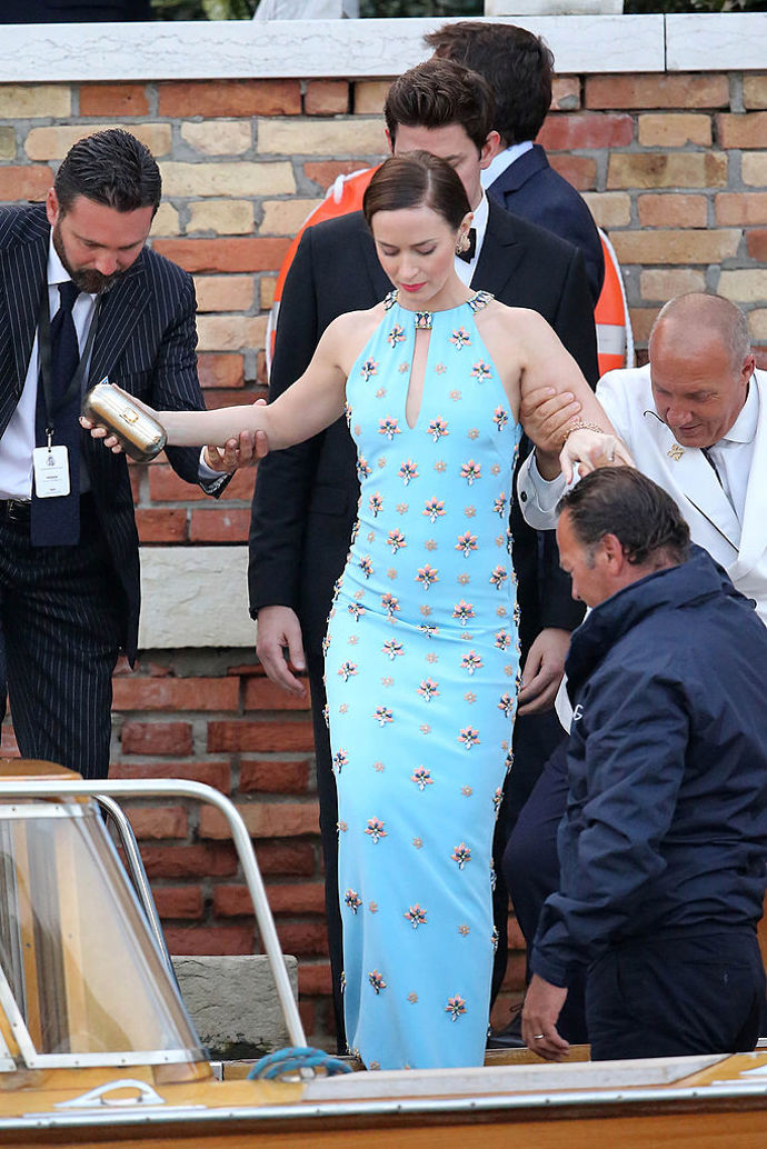 Herečka Emily Blunt na svatbě George Clooneyho s Amal Alamuddin v Benátkách v roce 2014

Emily zvolila světle modré zdobené šaty Emilio Pucci
