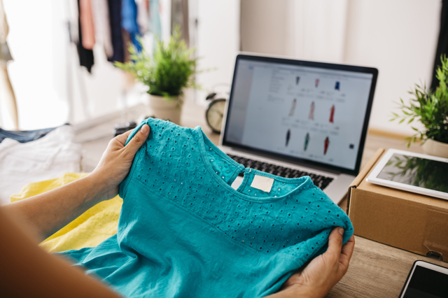 O krok blíže k udržitelnosti. Jak se módní e-shopy snaží chránit přírodu?