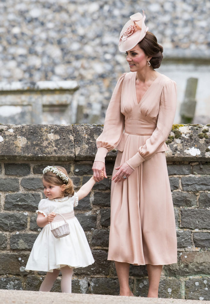 Catherine, vévodkyně z Cambridge s dcerou princeznou Charlotte na svatbě své sestry Pippy a Jamese Matthewse v roce 2017

Kate oblékla šaty z dílny svého oblíbeného Alexandera McQueena
