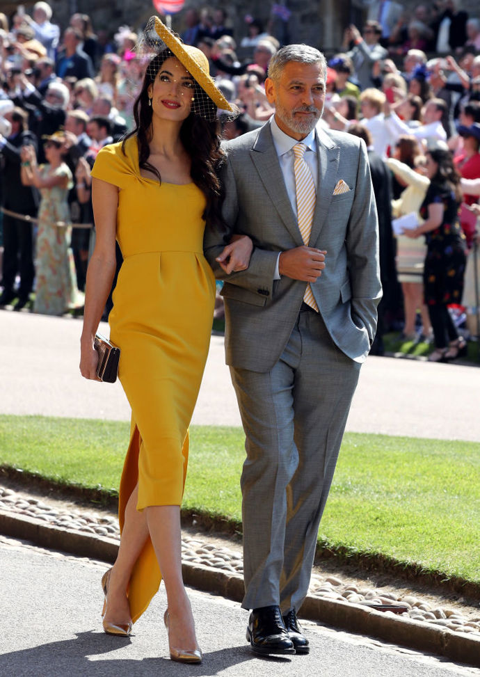 Amal a George Clooneyovi na svatbě prince Harryho a Meghan Markle v roce 2018

Amal byla v šatech od Stelly McCartney a sladěném klobouku jedním z nejlépe oblečených hostů na královské svatbě
