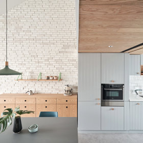 Architekti mysleli i na to, že výpary z vaření by mohly jít do celého bytu, a tak kuchyňský kout oddělili posuvnou stěnou, která se dá v případě potřeby zatáhnout.
Architekti mysleli i na to, že výpary z vaření by mohly jít do celého bytu, a tak kuchyňský kout oddělili posuvnou stěnou, která se dá v případě potřeby zatáhnout.