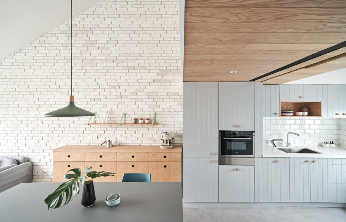 Architekti mysleli i na to, že výpary z vaření by mohly jít do celého bytu, a tak kuchyňský kout oddělili posuvnou stěnou, která se dá v případě potřeby zatáhnout.
