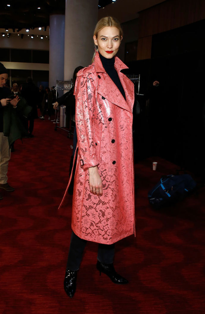 V backstage při přehlídce Brandona Maxwella na fashion weeku v New Yorku v únoru 2018
