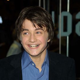 Hlavní roli Harryho Pottera ztvárnil Daniel Radcliffe (*1989). Herec letos oslavil své 30. narozeniny a rád by vyměnil herectví za režírování. „Po třicítce bych se chtěl věnovat režii a natočit alespoň jeden film, než mi bude 40," prozradil své plány časopisu StarLifestyle.
Hlavní roli Harryho Pottera ztvárnil Daniel Radcliffe (*1989). Herec letos oslavil své 30. narozeniny a rád by vyměnil herectví za režírování. „Po třicítce bych se chtěl věnovat režii a natočit alespoň jeden film, než mi bude 40," prozradil své plány časopisu StarLifestyle.