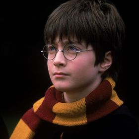 Film na sebe nenechal dlouho čekat. V roce 2001 se v kinech poprvé objevili Harry, Hermiona a Ron, kteří tím zahájili svou hvězdnou kariéru.
Film na sebe nenechal dlouho čekat. V roce 2001 se v kinech poprvé objevili Harry, Hermiona a Ron, kteří tím zahájili svou hvězdnou kariéru.