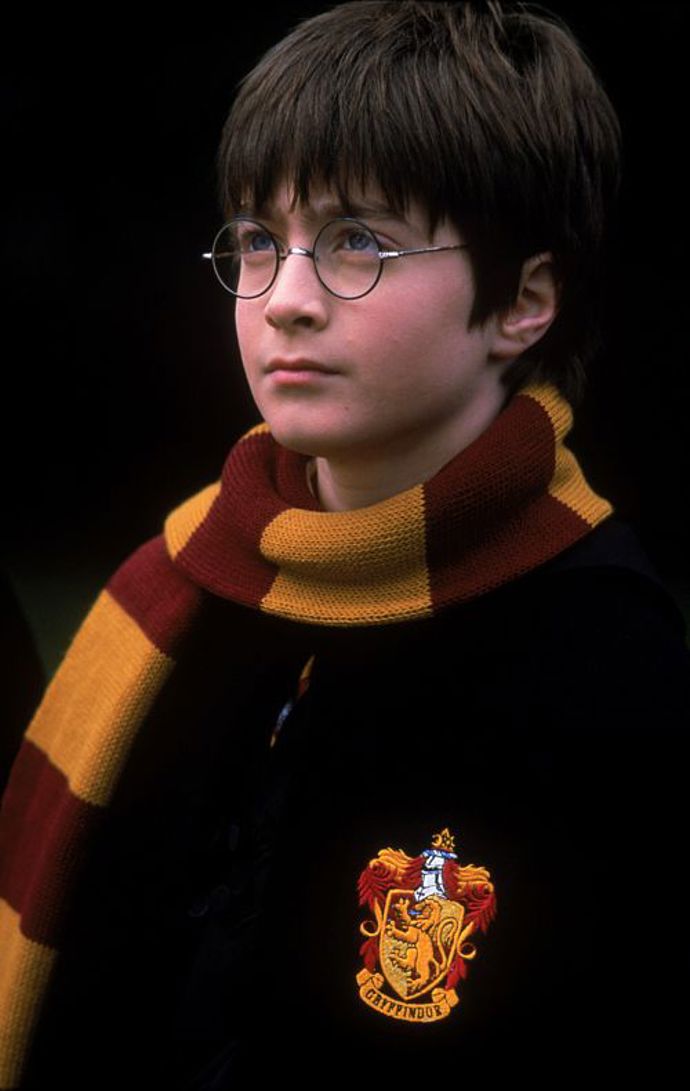 Film na sebe nenechal dlouho čekat. V roce 2001 se v kinech poprvé objevili Harry, Hermiona a Ron, kteří tím zahájili svou hvězdnou kariéru.
