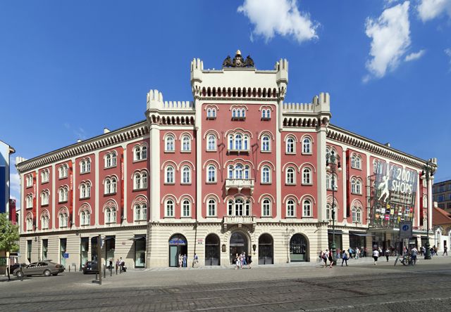 PALLADIUM je moderní nákupní centrum s nejširší nabídkou obchodů, restaurací a služeb uprostřed historické Prahy.
PALLADIUM je moderní nákupní centrum s nejširší nabídkou obchodů, restaurací a služeb uprostřed historické Prahy.