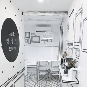 Vítejte v Café Yeonnam-dong 239-20, kavárně, kde se cítíte, jakobyste vstoupili do komiksu.
Vítejte v Café Yeonnam-dong 239-20, kavárně, kde se cítíte, jakobyste vstoupili do komiksu.