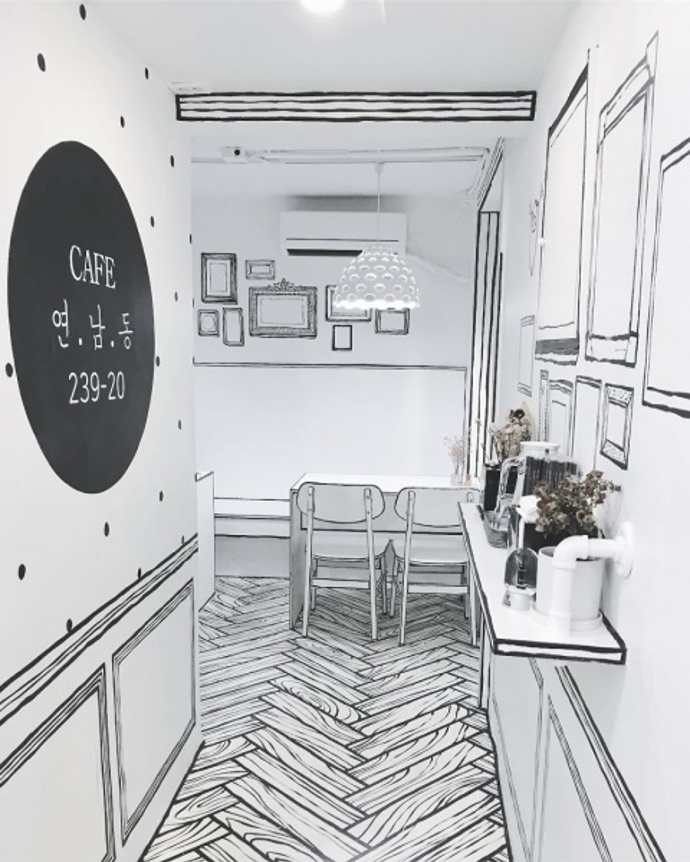 Vítejte v Café Yeonnam-dong 239-20, kavárně, kde se cítíte, jakobyste vstoupili do komiksu.
