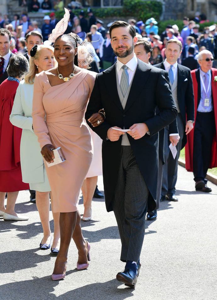 Tenistka Serena Williams a její manžel Alexis Ohanian na svatbě prince Harryho a Meghan Markle v roce 2018

Serena zvolila pudrově růžové pouzdrové šaty Atelier Versace 
