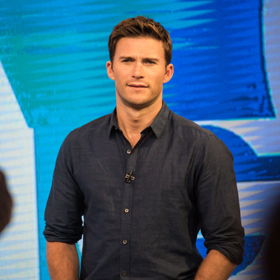 Scott Eastwood je nejmladším synem herecké legendy Clinta Eastwooda. Znát ho můžete například z romantického filmu Nejdelší jízda, kde si zahrál s Britt Robertsonovou. V roce 2016 se objevil ve filmu Sebevraždený oddíl a o rok později ve filmu Rychle a zběsile 8. Loni zazářil ve sci-fi Pacific Rim: Povstání.
