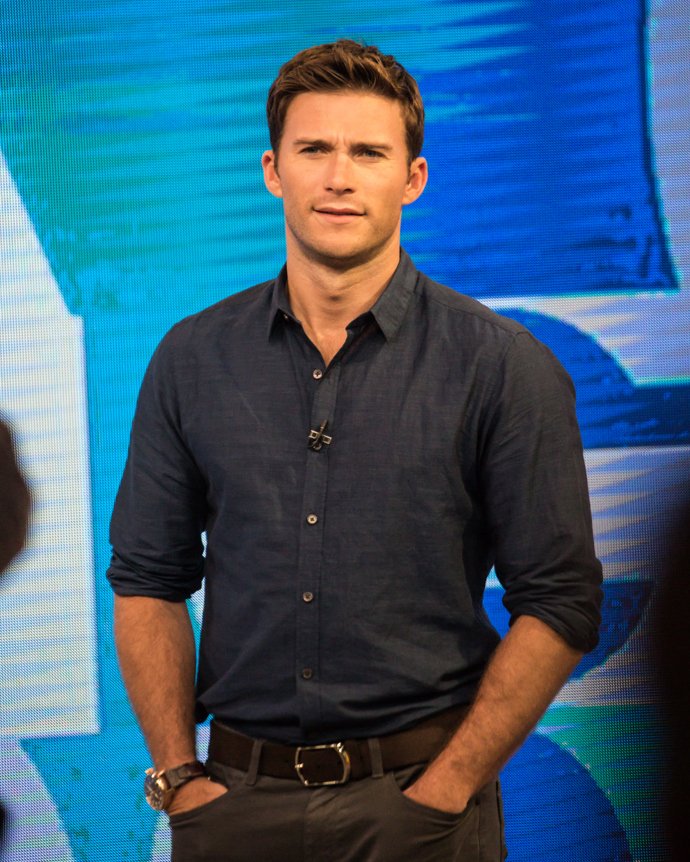 Scott Eastwood je nejmladším synem herecké legendy Clinta Eastwooda. Znát ho můžete například z romantického filmu Nejdelší jízda, kde si zahrál s Britt Robertsonovou. V roce 2016 se objevil ve filmu Sebevraždený oddíl a o rok později ve filmu Rychle a zběsile 8. Loni zazářil ve sci-fi Pacific Rim: Povstání.
