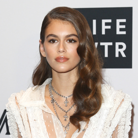 Kaia Gerber je dcerou supermodelky Cindy Crawford a modela Randeho Gerbera. Osmnácté narozeniny sice oslaví až v září, ale už teď je její kariéra na vrcholu. S Karlem Lagerfeldem minulý rok navrhla vlastní kolekci oblečení s názvem KarlxKaia. Objevila se na módních přehlídkách u Alexandra Wanga, Calvina Kleina či u Marca Jacobse. Minulý rok si vysloužila cenu „Modelka roku“, je tváří nové kampaně pro Jimmy Choo a stihla natočit i reklamu pro luxusní kosmetiku Yves Saint Laurent. Dobrý začátek, co říkáte?
