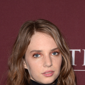 Dcera herců Ethana Hawkese a Umy Thurman Maya Hawke jde ve stopách rodičů. Už jako malá zkoušela psát básně, poté se věnovala zpěvu, modelingu, až nakonec zakotvila u hraní. Už během studií na slavné umělecké škole Julliard jí nabídli roli v seriálu Malé ženy po boky Emily Watson a Angely Lansbury. Maya kvůli roli dokonce školu přerušila. Aktuálně ji můžete spatřit v seriálu Stranger Things a filmu Tenkrát v Hollywoodu. 
