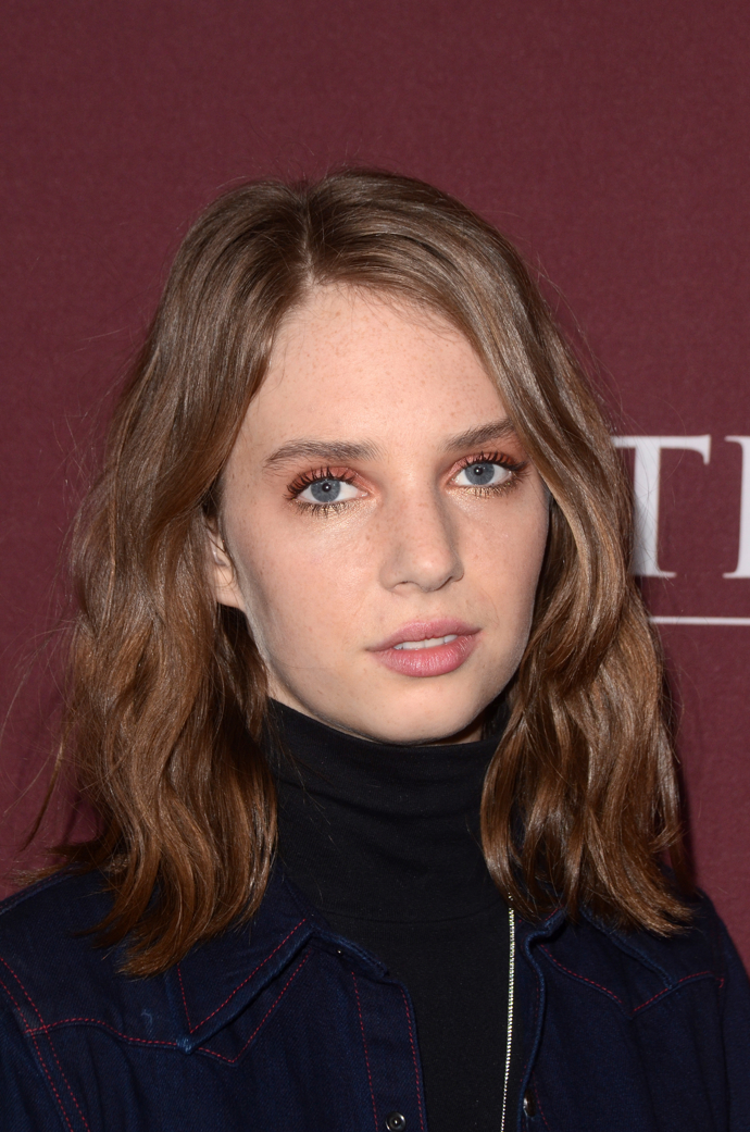 Dcera herců Ethana Hawkese a Umy Thurman Maya Hawke jde ve stopách rodičů. Už jako malá zkoušela psát básně, poté se věnovala zpěvu, modelingu, až nakonec zakotvila u hraní. Už během studií na slavné umělecké škole Julliard jí nabídli roli v seriálu Malé ženy po boky Emily Watson a Angely Lansbury. Maya kvůli roli dokonce školu přerušila. Aktuálně ji můžete spatřit v seriálu Stranger Things a filmu Tenkrát v Hollywoodu. 
