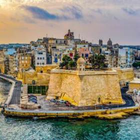 3. Ta’ Xbiex, Malta

Námořní přístav Marsamxett je dominantou maltského městečka Ta´Xbiex. Ač zde sídlí zahraniční velvyslanectví a mnohé mezinárodní společnosti, jedná se o velmi uvolněné a sofistikované místo s rušnými bary a restauracemi plnými spokojených hostů. Podvečerní nebo brzká ranní procházka po promenádě je zážitkem zcela nepopsatelným – název města pochází z maltského slova Tbexbix, které znamená východ slunce. Pozorování rozbřesku nad medem zbarvenou Vallettou je zážitek, na který nikdy nezapomenete.
