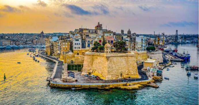 3. Ta’ Xbiex, Malta
Námořní přístav Marsamxett je dominantou maltského městečka Ta´Xbiex. Ač zde sídlí zahraniční velvyslanectví a mnohé mezinárodní společnosti, jedná se o velmi uvolněné a sofistikované místo s rušnými bary a restauracemi plnými spokojených hostů. Podvečerní nebo brzká ranní procházka po promenádě je zážitkem zcela nepopsatelným – název města pochází z maltského slova Tbexbix, které znamená východ slunce. Pozorování rozbřesku nad medem zbarvenou Vallettou je zážitek, na který nikdy nezapomenete.
3. Ta’ Xbiex, Malta
Námořní přístav Marsamxett je dominantou maltského městečka Ta´Xbiex. Ač zde sídlí zahraniční velvyslanectví a mnohé mezinárodní společnosti, jedná se o velmi uvolněné a sofistikované místo s rušnými bary a restauracemi plnými spokojených hostů. Podvečerní nebo brzká ranní procházka po promenádě je zážitkem zcela nepopsatelným – název města pochází z maltského slova Tbexbix, které znamená východ slunce. Pozorování rozbřesku nad medem zbarvenou Vallettou je zážitek, na který nikdy nezapomenete.