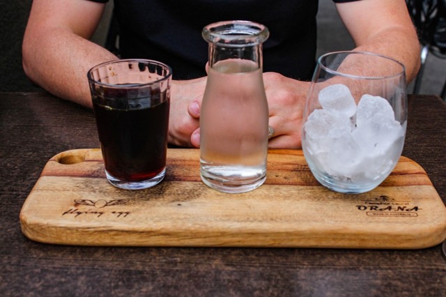Dvojité espresso, tonik a ledové kostky. Kombinace vhodná pro milovníky hořkých chutí. Foto: Krups
