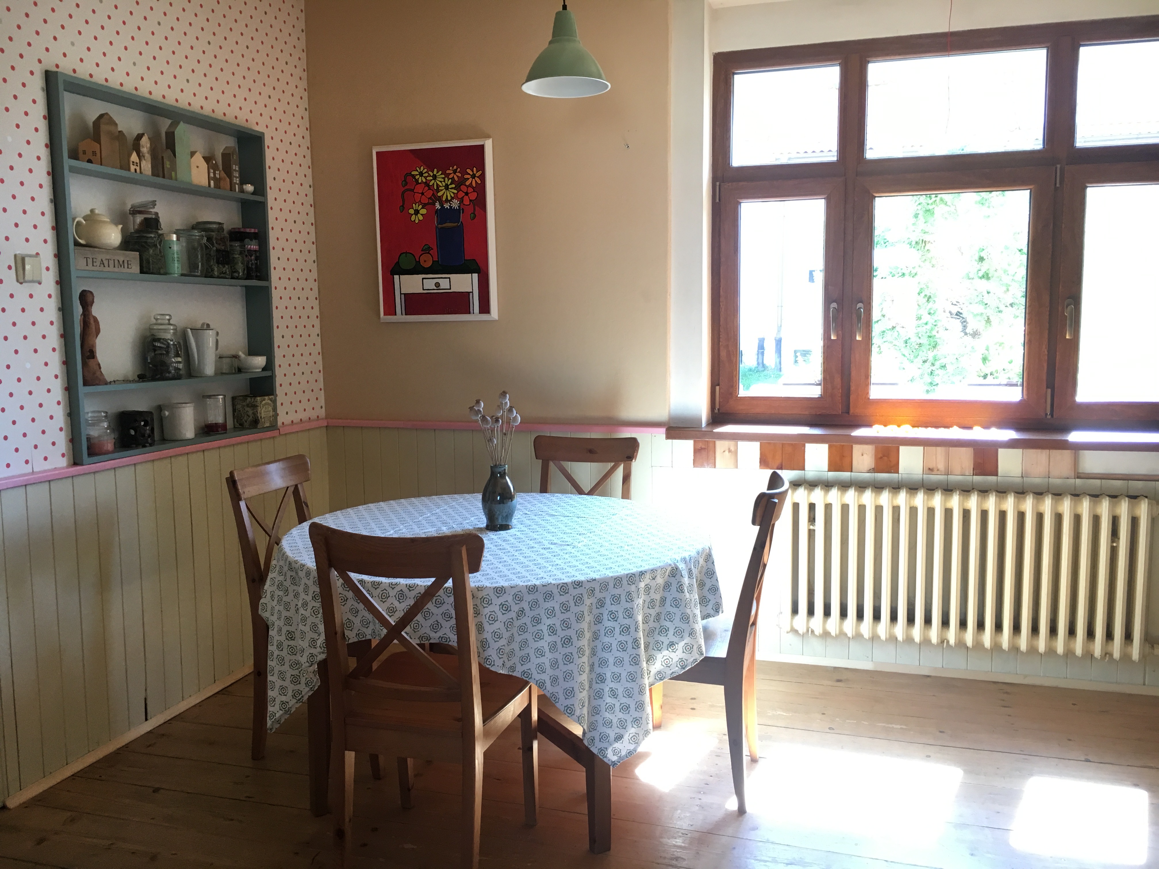 Pozornost ke stolu by přitáhla větší a níže pověšená lampa.
Pozornost ke stolu by přitáhla větší a níže pověšená lampa.