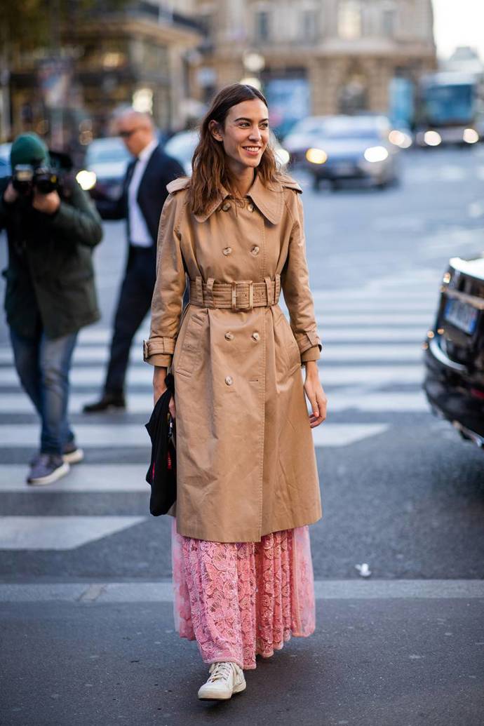 Alexa Chung oživila klasický trenčkot dlouhou růžovou sukní
