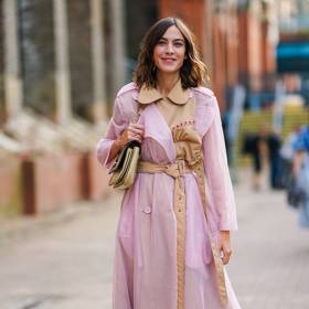 Alexa Chung v rafinovaném poloprůhledném trenčkotu na londýnském fashion weeku

