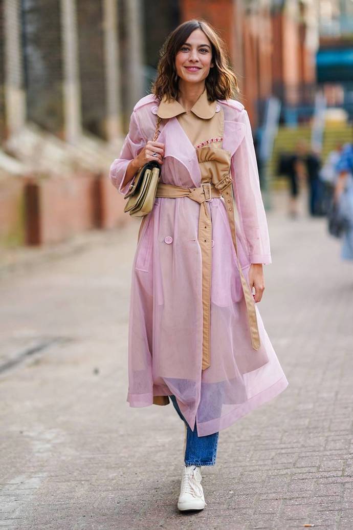 Alexa Chung v rafinovaném poloprůhledném trenčkotu na londýnském fashion weeku
