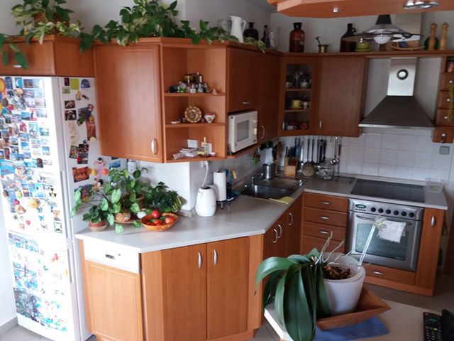 Kuchyně, kde je všechno s láskou opečováno. Přemíra věcí ale ruší klid.