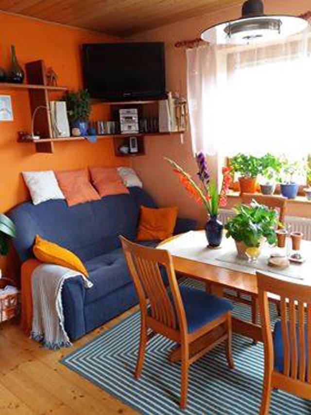 Měkké sofa je dobré řešení, prostor nad ním by ale potřeboval trochu zjednoduššit a odlehčit.
