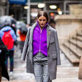 Olivia Palermo rozbila kostkovaný komplet fialovou mikinou
