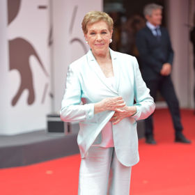 Herecká legenda Julie Andrews ve světle modrém kostýmku a bílých espadrilkách
