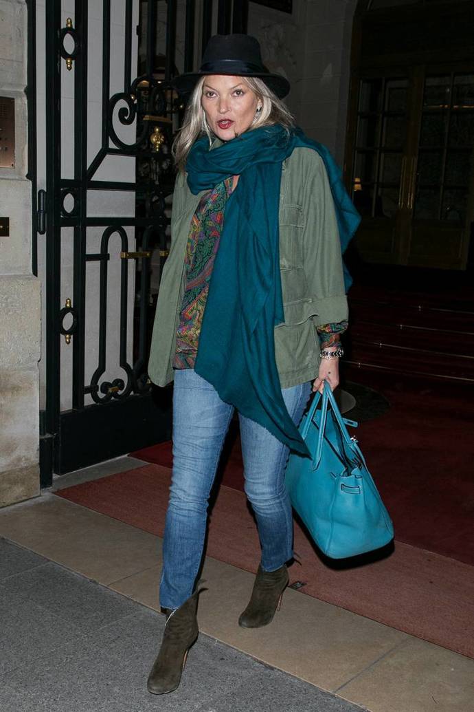 I Kate Moss nosí džíny! Když se k nim obléknou další zajímavé kousky, vypadají krásně stylově.
