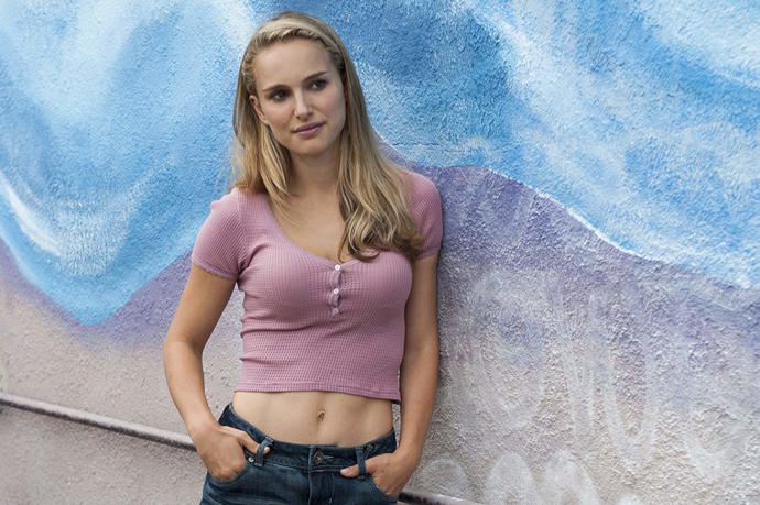 Krásná herečka, dvojnásobná matka a držitelka Oscara Natalie Portman jednou prohlásila, že raději bude chytrá než slavná. A tak v roce 2003 absolvovala Harvard, kde vystudovala psychologii. Na škole dokonce v jednu chvíli přednášela. Kromě toho mluví anglicky, hebrejsky, japonsky, německy, francouzsky a arabsky.
