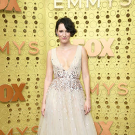 Phoebe Waller-Bridge v šatech od Monique Lhuillier se šperky od Atelier Swarovski

Phoebe získala cenu Emmy za hlavní roli v seriálu Potvora (Fleabag) a také za scénář první epizody tohoto seriálu
