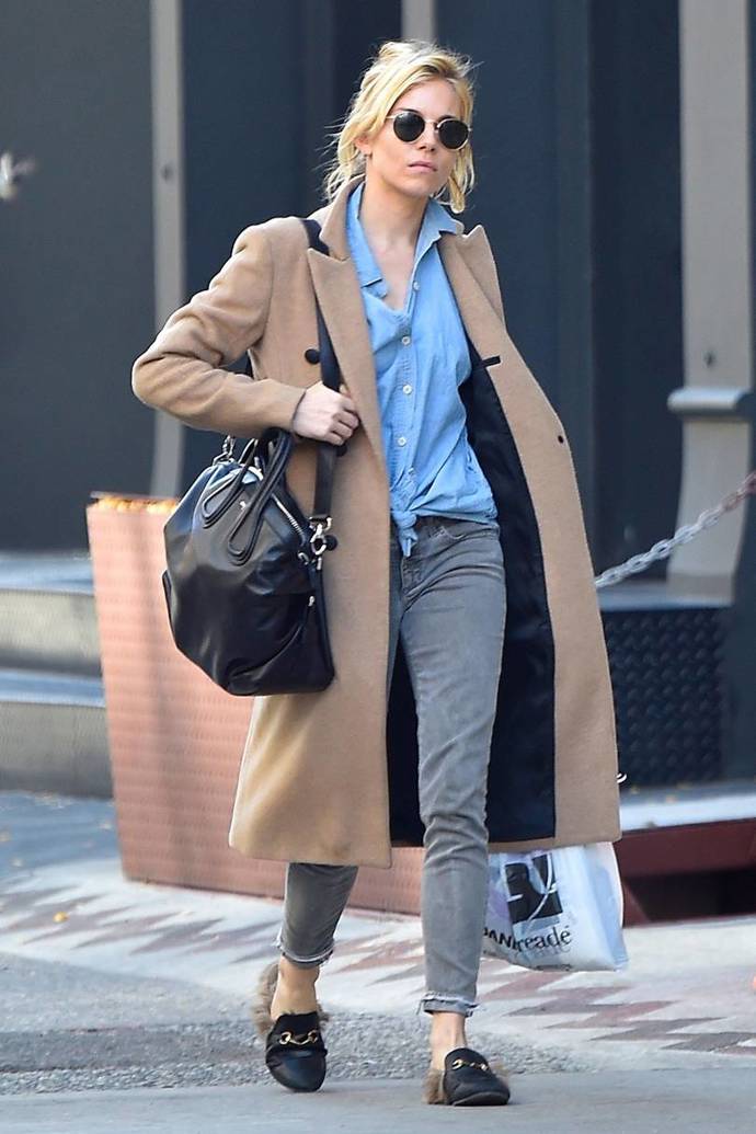 Sienna Miller v ležérním outfitu se stále trendy kabátem ve velbloudí barvě

