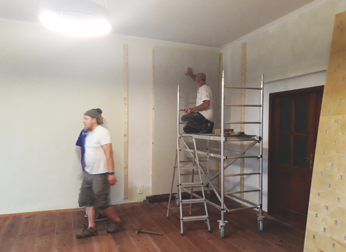Na instalaci lezecké stěny se podílel tatínek děvčat, sám vášnivý horolezec.
