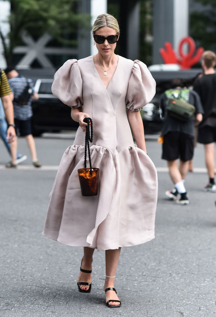 Sofie Valkiers v šatech Carolina Herrera
