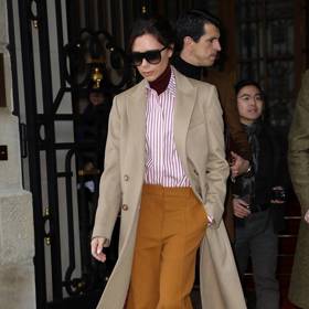 Victoria Beckham opět stylová v jantarových kalhotách a klasickém béžovém trenčkotu
