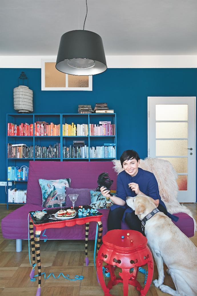 Designérka totožným odstínem nechala přetřít i stůl z Ikea a knihovnu. Díky tomu oba kusy nábytku krásně zapluly do prostoru.
Designérka totožným odstínem nechala přetřít i stůl z Ikea a knihovnu. Díky tomu oba kusy nábytku krásně zapluly do prostoru.