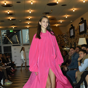 Vítězka soutěže My Model Contest za Českou republiku Anna Bicanová v šatech od Vandy Jandy
