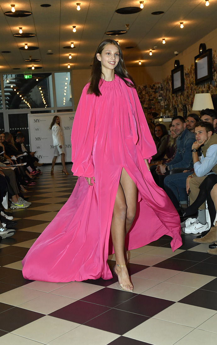 Vítězka soutěže My Model Contest za Českou republiku Anna Bicanová v šatech od Vandy Jandy
