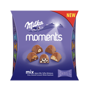 Čokoláda při stresu! Jasně, tu potřebujeme vždycky! Zkuste tentokrát novinku od značky Milka. Pralinky nabízí v pěti nejoblíbenějších příchutí tabulkových čokolád – plně čokoládovou pralinku, čokoládovou pralinku plněnou celým lískovým oříškem, s náplní Oreo, mandlovým karamelem nebo karamelem s oříškem (97 g, 49,90 Kč).

