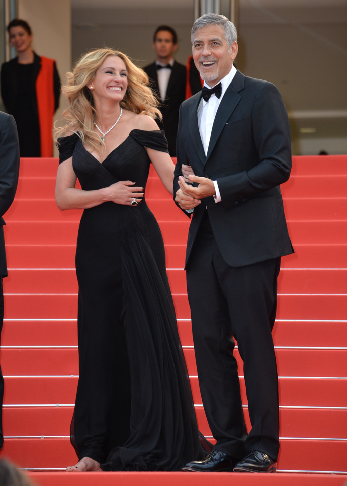 Julia se prošla po červeném koberci u hlavního sálu v Cannes spolu se svým kolegou Georgem Clooneym z filmu Hra peněz, kdy na sobě měla dokonalou černou róbu od Armani Privé s náhrdelníkem a byla bosa! Byl to vzkaz pořadatelům, kteří rok předtím několika ženám bez vysokých podpatků zakázali vstup premiéru.
