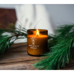 Smells like Spells

Tyto magické vonné svíčky čerpají inspiraci ze severské mytologie. Jsou ručně vyráběné z čistě přírodních ingrediencí a navíc jejich obal je recyklovaný. Vybrat si můžete například svíčku Norse Magic Thor, která nese název po jednom ze severských bohů. Voní po pačuli, jantaru a špetce orientálního koření. Je uložena v jantarovém skle a díky dřevěnému knotu při hoření vydává kouzelný, mírně praskavý zvuk.

Zakoupíte na www.notino.cz
