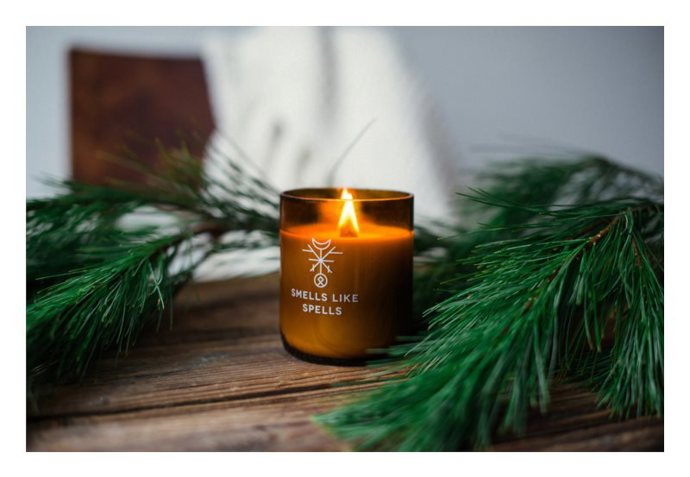Smells like Spells

Tyto magické vonné svíčky čerpají inspiraci ze severské mytologie. Jsou ručně vyráběné z čistě přírodních ingrediencí a navíc jejich obal je recyklovaný. Vybrat si můžete například svíčku Norse Magic Thor, která nese název po jednom ze severských bohů. Voní po pačuli, jantaru a špetce orientálního koření. Je uložena v jantarovém skle a díky dřevěnému knotu při hoření vydává kouzelný, mírně praskavý zvuk.

Zakoupíte na www.notino.cz
