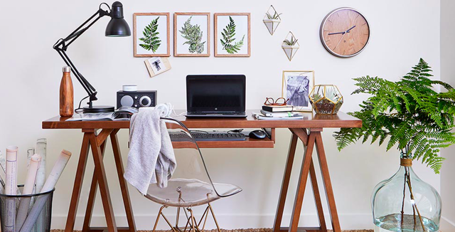 Stůl ze dřeva vám udělá lepší službu než ten se skleněnou deskou. Foto: Amazon.com

