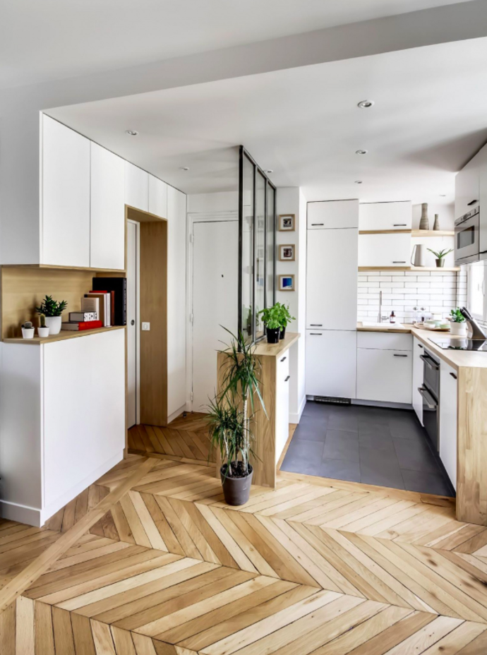 Kuchyně se v malých bytech z nutnosti těžko ocitá na chodbě, kde je potřeba ji oddělit, ale zároveň prostor nezastínit. V tomhle pařížském apartmánu se řešením staly skleněné příčky. Foto: Cotemaison.fr
Kuchyně se v malých bytech z nutnosti těžko ocitá na chodbě, kde je potřeba ji oddělit, ale zároveň prostor nezastínit. V tomhle pařížském apartmánu se řešením staly skleněné příčky. Foto: Cotemaison.fr