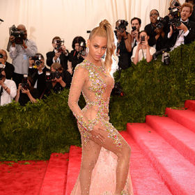 Beyoncé na Met Gala v roce 2015 v šatech Givenchy
