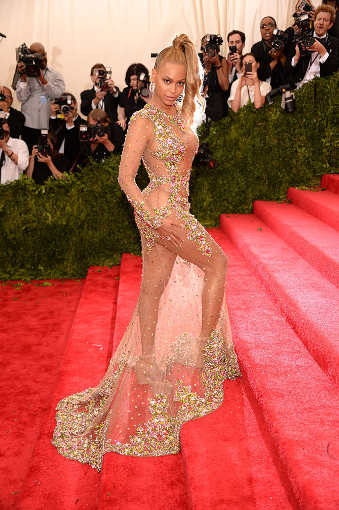 Beyoncé na Met Gala v roce 2015 v šatech Givenchy
