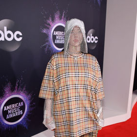 Billie Eilish v outfitu Burberry se šperky Bulgari
